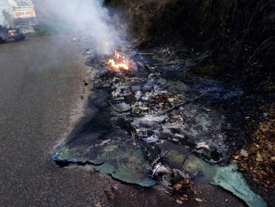 Viterbo - A fuoco i cassonetti dell’isola ecologica di strada Signorino