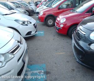 Viterbo - Macchine occupano i posti per disabili a Belcolle