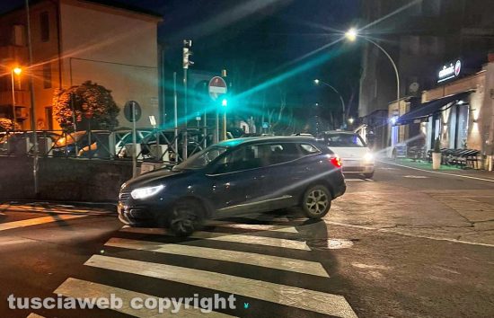 Viterbo - Macchina contromano in via del Pilastro