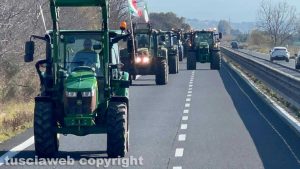 Tarquinia - I trattori bloccano l'Aurelia