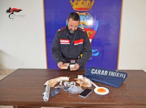 Rieti - I soldi e la roga sequestrati dai carabinieri