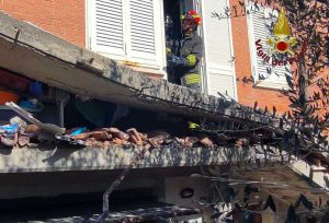 Roma - L'intervento dei vigili del fuoco dopo il crollo parziale del balcone