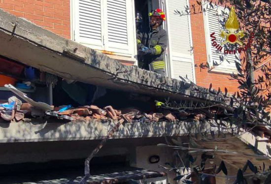 Roma - L'intervento dei vigili del fuoco dopo il crollo parziale del balcone
