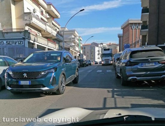 Viterbo - Parcheggio selvaggio in via Luigi Rossi Danielli