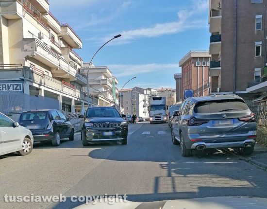 Viterbo - Parcheggio selvaggio in via Luigi Rossi Danielli