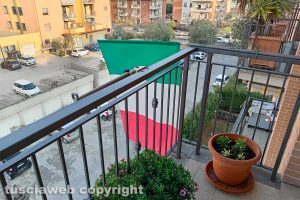 Viterbo - La bandiera italiana esposta sul balcone