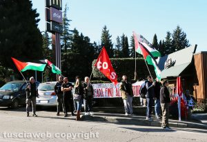 Viterbo - Presidio Pro Palestina davanti al McDonald's di Valle Faul