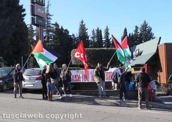 Viterbo - Presidio Pro Palestina davanti al McDonald's di Valle Faul
