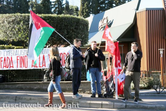 Viterbo - Presidio Pro Palestina davanti al McDonald's di Valle Faul