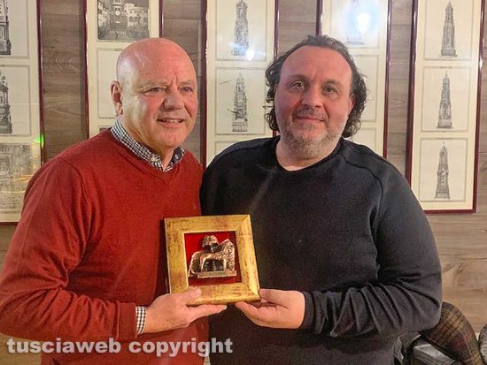 Luigi Zucchi dona una scultura del leone di Viterbo in bronzo al presidente dell'associazione ex facchini di Santa Rosa