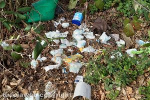 Pannoloni abbandonati lungo la Ronciglionese