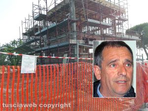 Montefiascone - Il cantiere sequestrato in via Bertina (nel riquadro il costruttore e politico Massimo Ceccarelli)