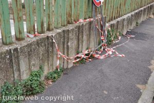 Viterbo - Nastri di plastica in via Cattaneo