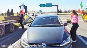 Tarquinia - Gli agricoltori in protesta regalano verdura fresca agli automobilisti