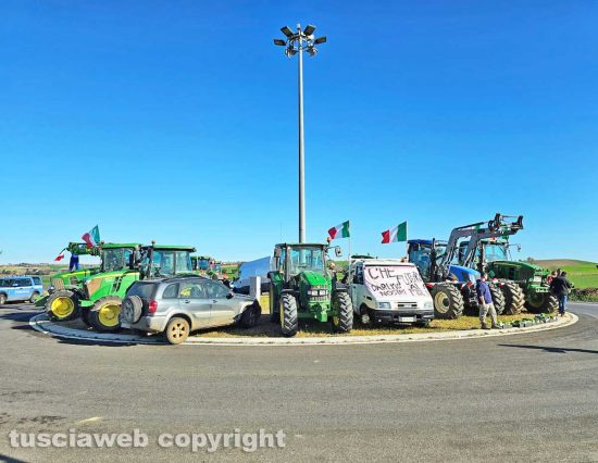 Tarquinia - Gli agricoltori in protesta regalano verdura fresca agli automobilisti
