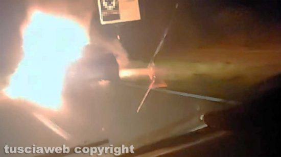 Auto in fiamme tra Sutri e Capranica