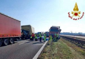 Modena - Scontro tra autoarticolati sull'A22, muore camionista