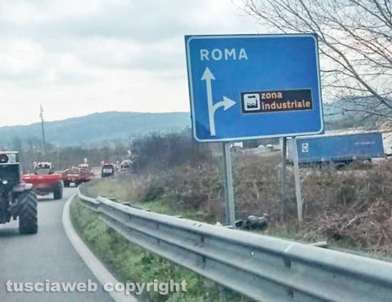 Monterosi - I trattori sulla Cassia