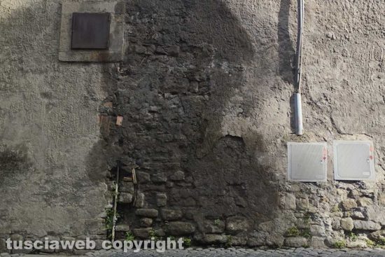 Viterbo - La perdita di acqua in via Vetulonia
