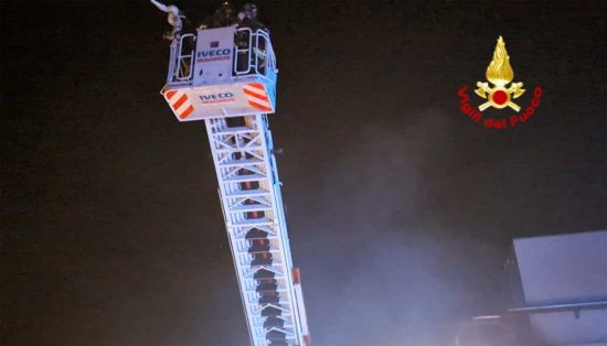 Viterbo - Union Printing in fiamme - L'intervento dei vigili del fuoco