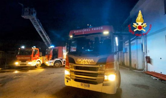 Viterbo - Union Printing in fiamme - L'intervento dei vigili del fuoco