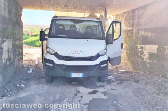 Vetralla - Camion incastrato in strada Campogiordano