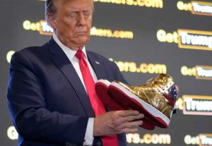 Donald Trump presenta le sue sneakers