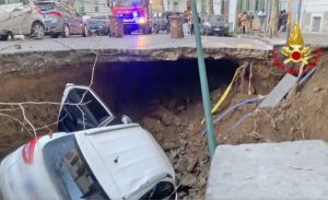 Napoli - Voragine inghiotte due auto