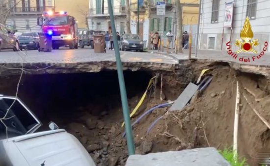 Napoli - Voragine inghiotte due auto