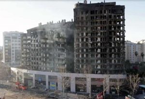 Valencia - In fiamme un palazzo di 14 piani