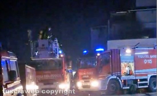 Viterbo - Union Printing in fiamme - L'intervento dei vigili del fuoco