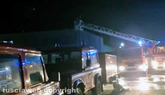 Viterbo - Union Printing in fiamme - L'intervento dei vigili del fuoco
