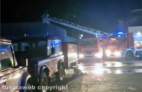 Viterbo - Union Printing in fiamme - L'intervento dei vigili del fuoco