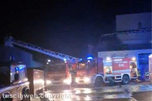 Viterbo - Union Printing in fiamme - L'intervento dei vigili del fuoco