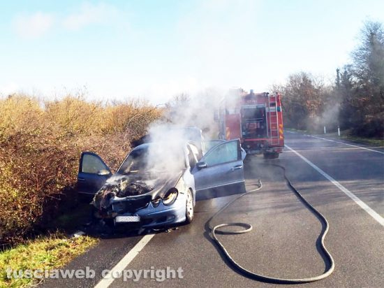 Valentano - Auto in fiamme sulla Verentana