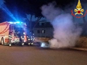 Civitavecchia - Lo scooter in fiamme