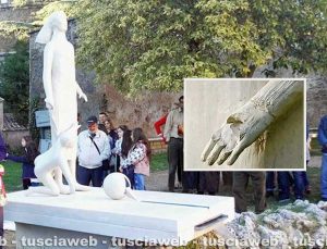 La “Fontana delle acque vergini” di Alessio Paternesi danneggiata