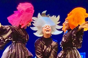 Lo spettacolo "Una scarpetta per tre"