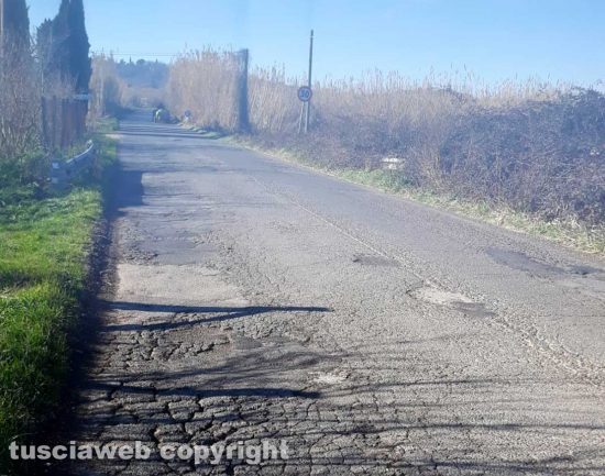 Ronciglione - Strada Sp Ponte rotto con buche e asfalto dissestato