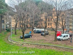 Viterbo - Il giardino pubblico in viale Raniero Capocci è un parcheggio selvaggio