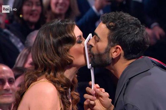 Sanremo - Il bacio con il preserbacio tra la moglie di Amadeus e Marco Mengoni