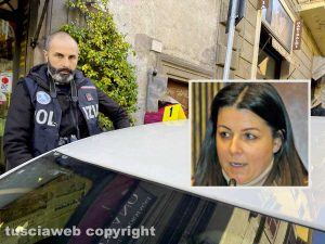 La macchina della sindaca Chiara Frontini con i giornali e vicino un paio di scarpe a spillo e un paio di mutandine rosse