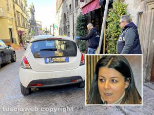 La macchina della sindaca Chiara Frontini con i giornali e vicino un paio di scarpe a spillo e un paio di mutandine rosse