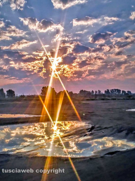 Il riflesso della luce del sole in una pozzanghera
