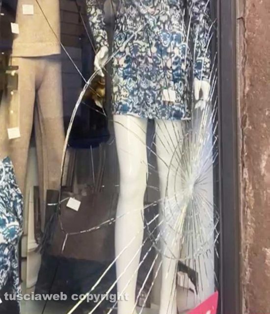Viterbo - Vetrina vandalizzata