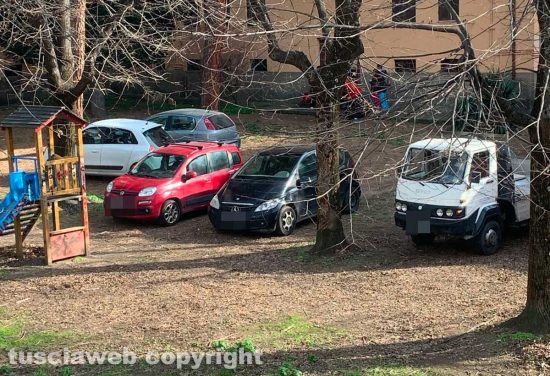 Viterbo - Il giardino pubblico in viale Raniero Capocci è un parcheggio selvaggio