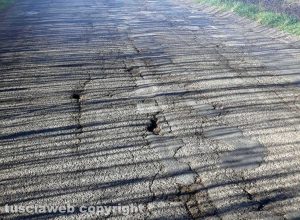 Ronciglione - Strada Sp Ponte rotto con buche e asfalto dissestato