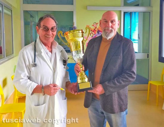 Viterbo - La comunità straniera della città dei Papi dona il premio al primario Giorgio Bracahlia dell'ospedale di Belcolle