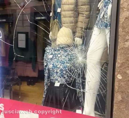 Viterbo - Vetrina vandalizzata