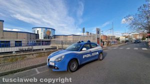 Viterbo - La polizia all'esterno del Centro commerciale Tuscia